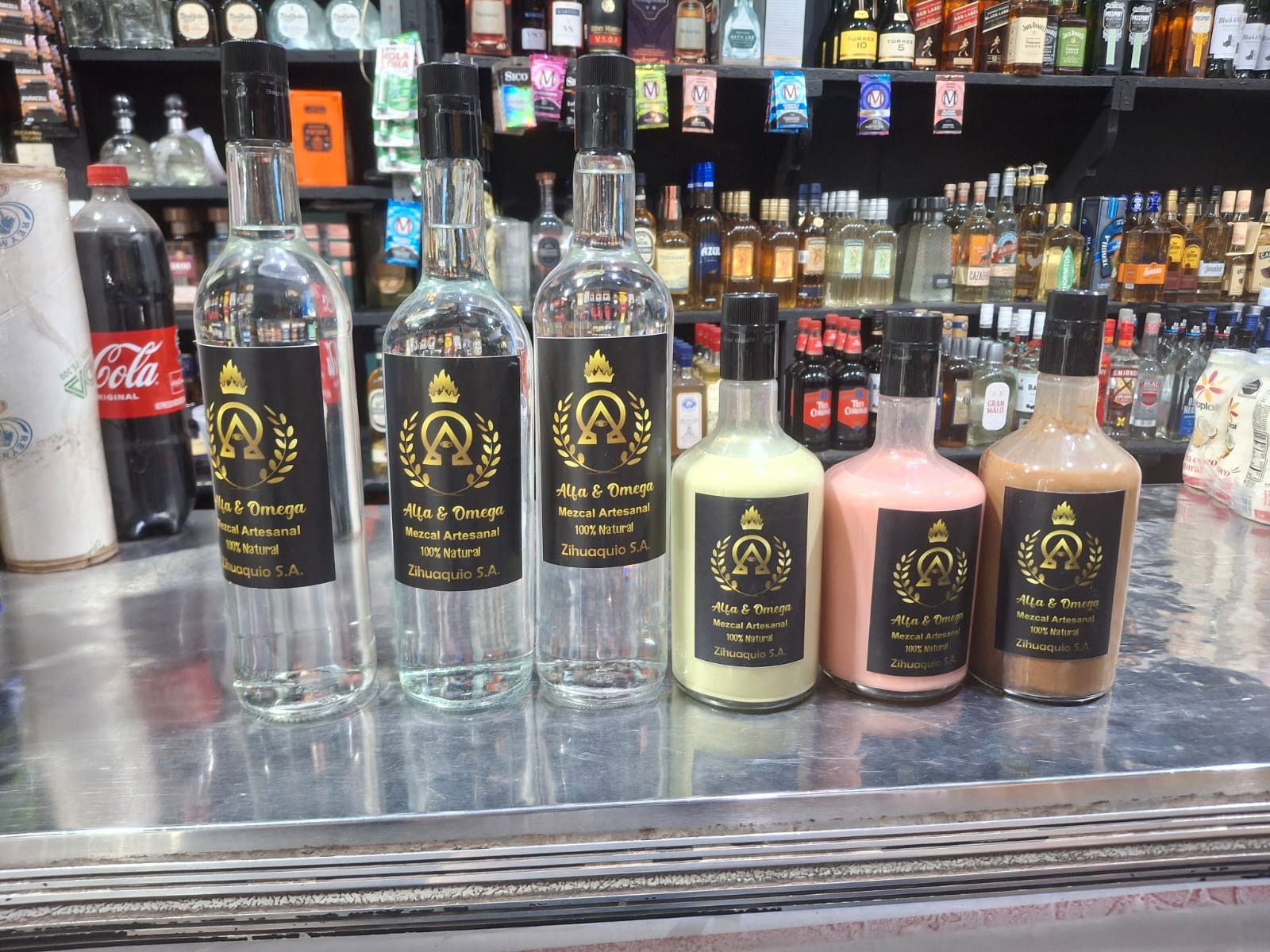 Botellas y presentaciones de mezcal ALFA & OMEGA